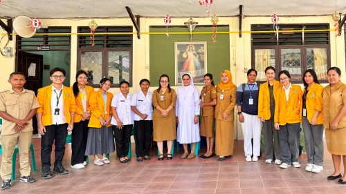 Kepala UPTD Puskesmas Oebobo bersama Mahasiswa semester VII Universitas Nusa Cendana