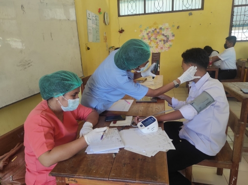 Perawat Lidya Manek, S.Kep, Ns dan Maya Benu, Amd. Kep sedang Melakukan Pemeriksaan Kesehatan pada Siswa