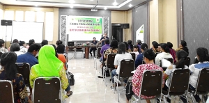 Bidan Kelurahan Oetete Dominggas Nafanu, Amd.Keb dan Bidan Kelurahan Oebobo Maria N. Feto, Amd. Keb Sedang Memaparkan Materi Tentang Tanda Bahaya Kehamilan Dihadapan Para Kader