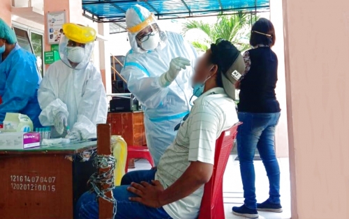 Petugas Laboratorium Puskesmas Oebobo, Salomi Molina, Amd, Kes. sedang melakukan pemeriksaan PCR swab pada warga