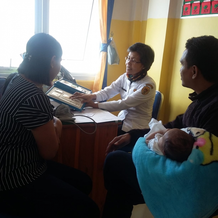 Pemeriksaan kanker Serviks dengan metode IVA di Puskesmas Oebobo