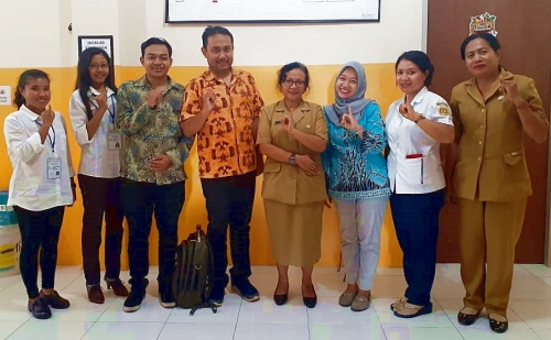 Kepala UPT Puskesmas Oebobo, drg. Suwidji D. R. Banantari, PJ Program Disablitas, Yovita Ngame, Amd. Kep, Kasubag. TU, N. A. Pingak bersama Peneliti dari Universitas Brawijaya Memberikan Salam Inklusi