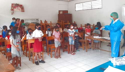 Penyuluh Fransisko Darjan, SKM sedang memperagakan 6 langkah mencuci tangan yang benar