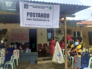 Posyandu Bhayangkara Oetete mendapatkan kunjungan dari Ibu - ibu Bhayangkara Polresta Kupang