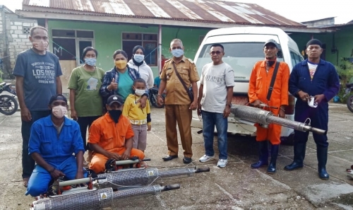 Tim P2P Dinkes Kota Kupang Bapak Ferry Djelalu, S.KM didampingi oleh Pengelola Program DBD Puskesmas Oebobo Ibu Tabitha A. Timu, S. KM serta oleh Ketua RT 44/RW 13