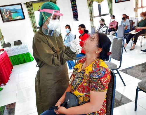 Petugas Laboratorium Puskesmas Oebobo, Felicitas Gesar, SST sedang melakukan rapid test antigen pada peserta tes