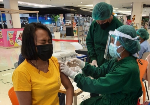 Vaksinator Bidan Maria A. Ndolu Eoh, S.ST sedang memberikan vaksinasi Covid-19 kepada pegawai Trans Mart Kupang