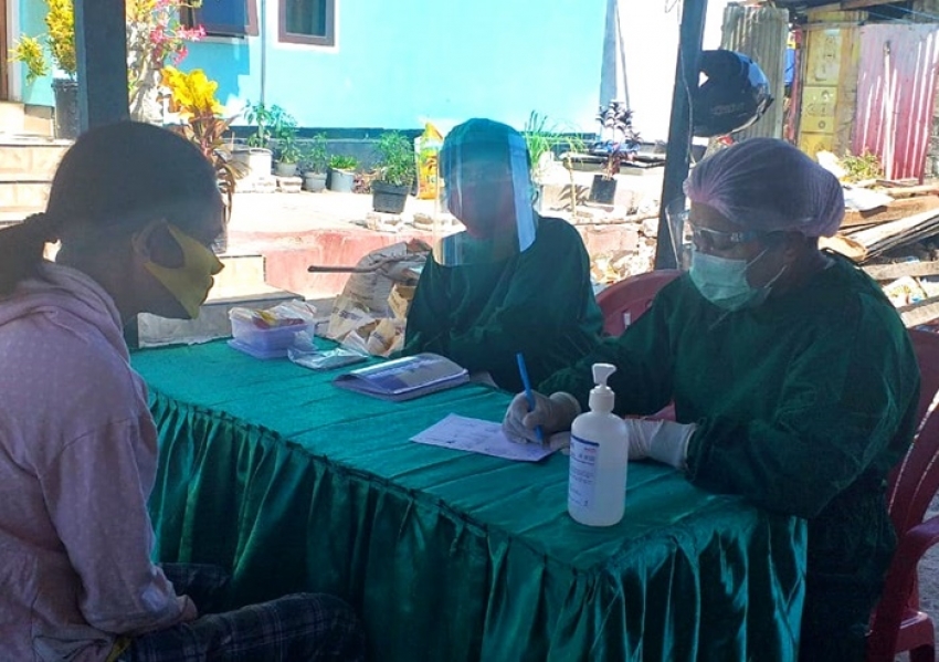 Dokter umum dr. Sartje E. Nubatonis sedang melakukan pemeriksaan umum pada masyarakat