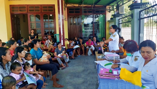Penanggung Jawab Program Malaria UPT Puskesmas Oebobo, Yofita Nggame, Amd. Kep sedang melakukan Penyuluhan Malaria di Posyandu Apel, Kelurahan Fatululi