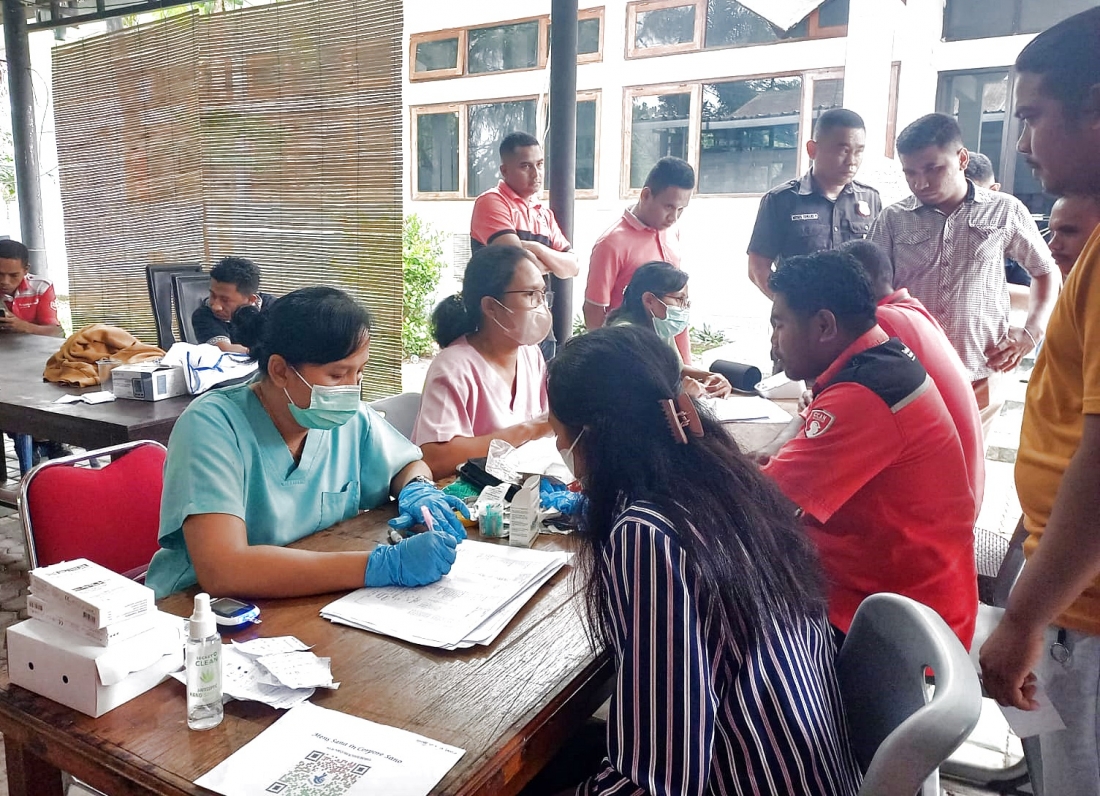 Kiri - Kanan : Perawat Minche Ludji, Amd. Kep, Bidan Maria Ndolu Eoh, SST dan Maria Taena, SKM sedang melakukan Deteksi Dini Faktor Resiko PTM terhadap Pegawai Telkom Akses Kupang Area