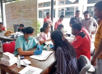 Kiri - Kanan : Perawat Minche Ludji, Amd. Kep, Bidan Maria Ndolu Eoh, SST dan Maria Taena, SKM sedang melakukan Deteksi Dini Faktor Resiko PTM terhadap Pegawai Telkom Akses Kupang Area