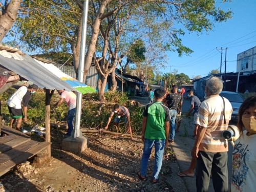 Masyarakat sedang melakukan kerja bakti
