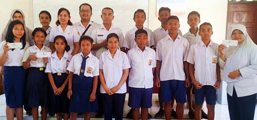 Penjaringan Peserta Didik di SMP Santi Karya oleh Petugas Kesehatan UPT Puskesmas Oebobo. Dari kiri ke kanan (Penanggung jawab Program Kesehatan Reproduksi, Laila Tjendrawasih, Amd. Keb; Penanggung jawab Program Kusta, Minche Ludji, Amd. Kep; Penanggung jawab Program Kesehatan Jiwa, Andarias Balalembang, S.Kep, Ns; Perawat Gigi, Dantje Damaledo, A.Md.Kg; Penyuluh, Afiani Kinle&#039;e, SKM dan Penanggung Jawab Program UKS/UKGS Sri Herlin Ernawati, S.Kep.Ns