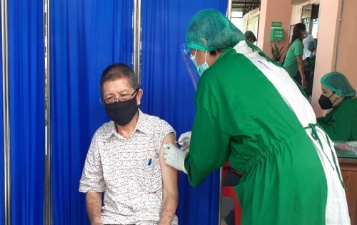 Vaksinasi Covid-19 pada Kelompok Lanjut Usia (Lansia) di Puskesmas Oebobo, Sabtu, 6 Maret 2021