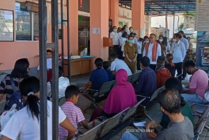 Menteri Azwar Anar sedang Meninjau Pelayanan di Puskesmas Oebobo