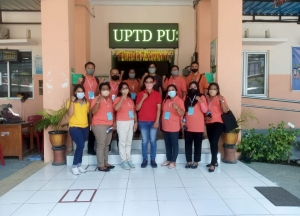 Peserta Pelatihan Manajemen Puskesmas dengan Pendekatan Keluarga berfoto bersama Ka. Tata Usaha Puskesmas Helena Hany, S.Kep, Ns beserta staf