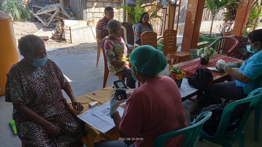 Perawat Yulianthi Weny sedang Pemeriksaan Kepada Pengunjung Posbindu