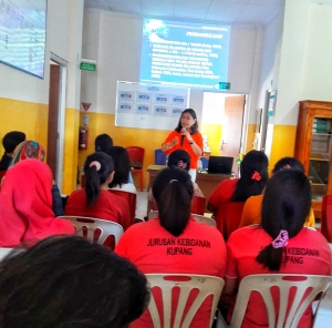 dr. Hendriette,Sp.OG sedang menjelaskan Hypertensi dalam Kehamilan pada tenaga kesehatan UPT Puskesmas Oebobo