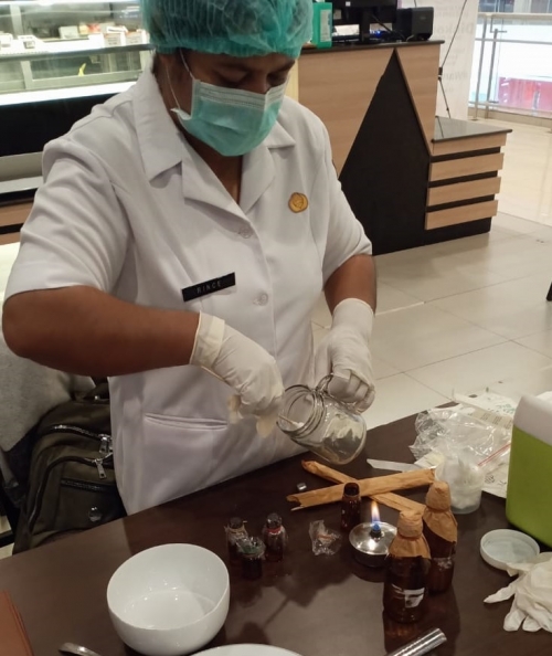 Sanitarian UPTD Puskesmas Oebobo, Tabita A. Timu, SKM melakukan pengambilan sampel makanan di Waroeng Resto (Senin, 6 Juli 2020)