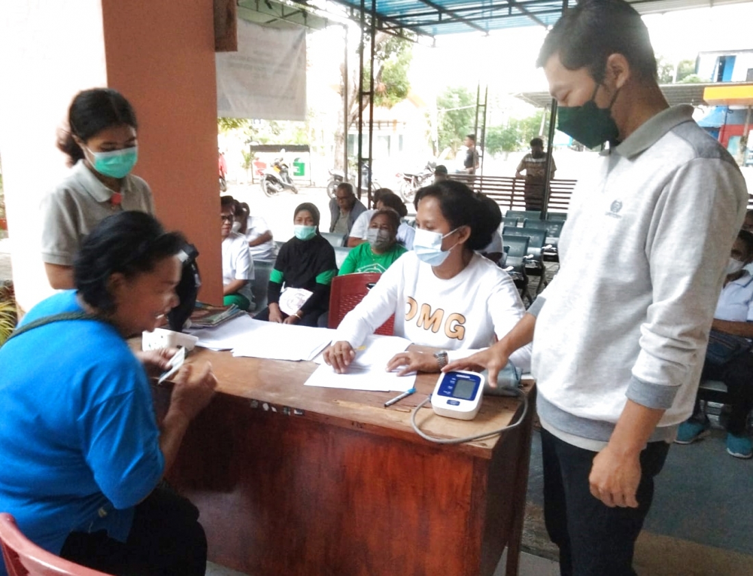 Perawat Mince Ludji, Amd. Kep sedang Melakukan Pemeriksaan Kesehatan pada Anggota Prolanis