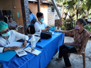 Analis Kesehatan Dicky fangidae, Amd. AK sedang Melakukan Pemeriksaan Gula Darah pada Pasien